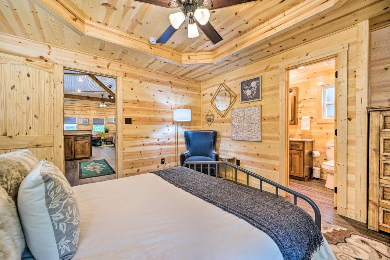 Stylish Cabin By Beavers Bend Hot Tub And Fire Pit Broken Bow Exterior photo